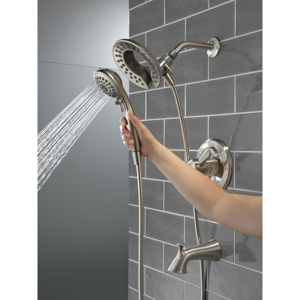 144938DC-SS-I20_MODEL_WATER_HAND_05_WEB.jpg