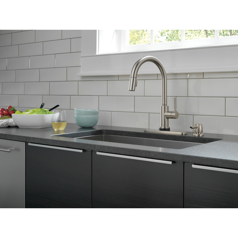 Single Handle Pull Down Kitchen Faucet with Touch2O Technology and