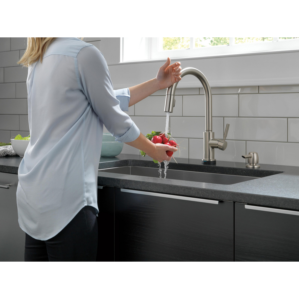 Single Handle Pull Down Kitchen Faucet with Touch2O Technology and