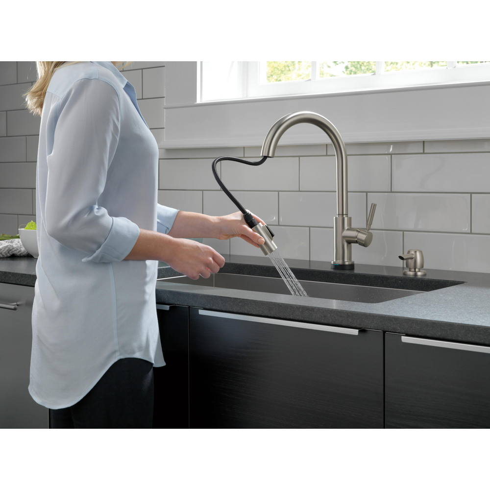 Single Handle Pull Down Kitchen Faucet with Touch2O Technology and