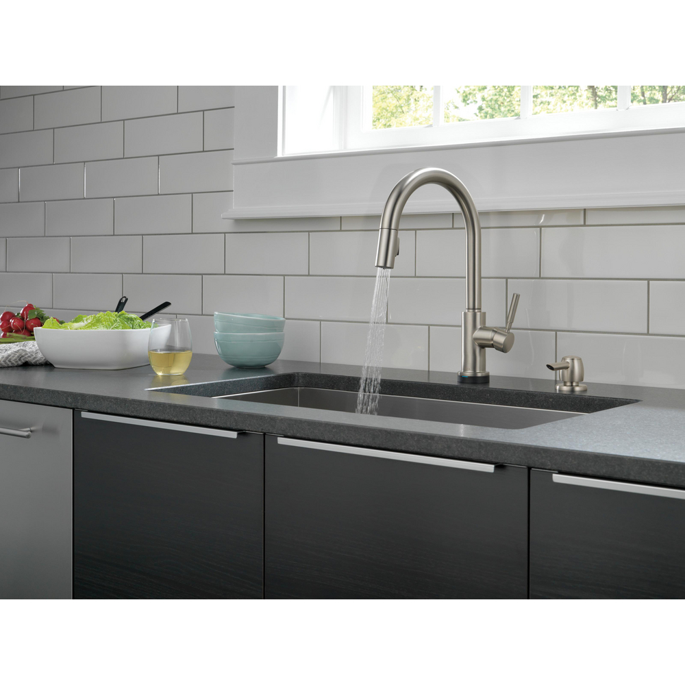 Single Handle Pull Down Kitchen Faucet with Touch2O Technology and