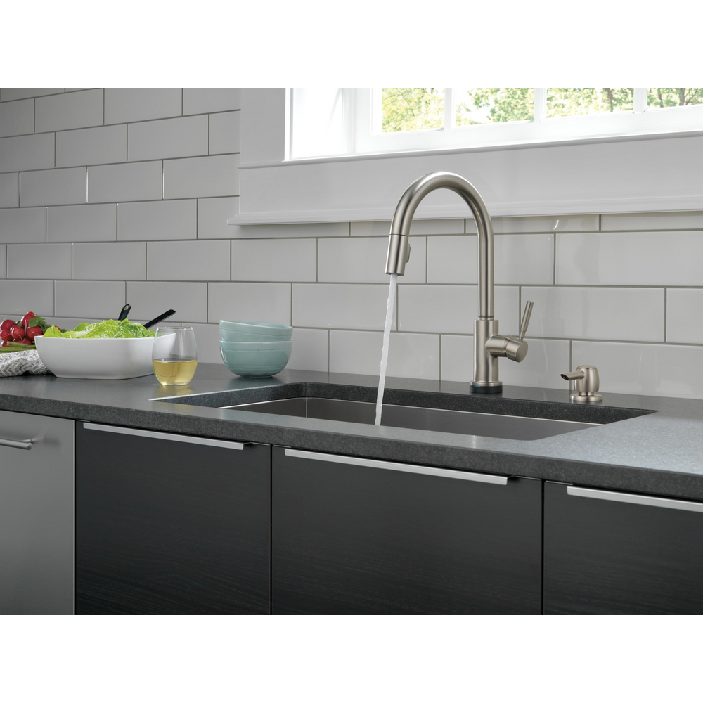 Single Handle Pull Down Kitchen Faucet with Touch2O Technology and