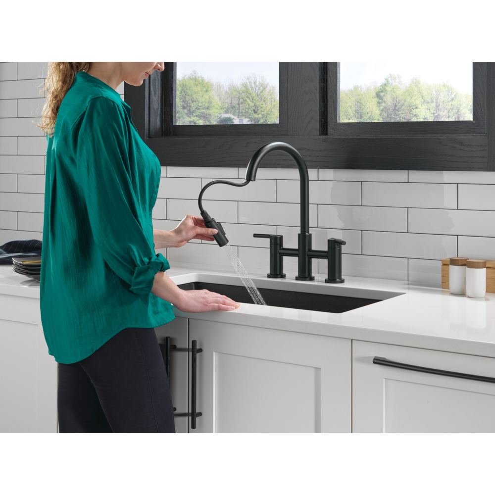 39876LF-BL_MODEL_WATER_WEB.jpg