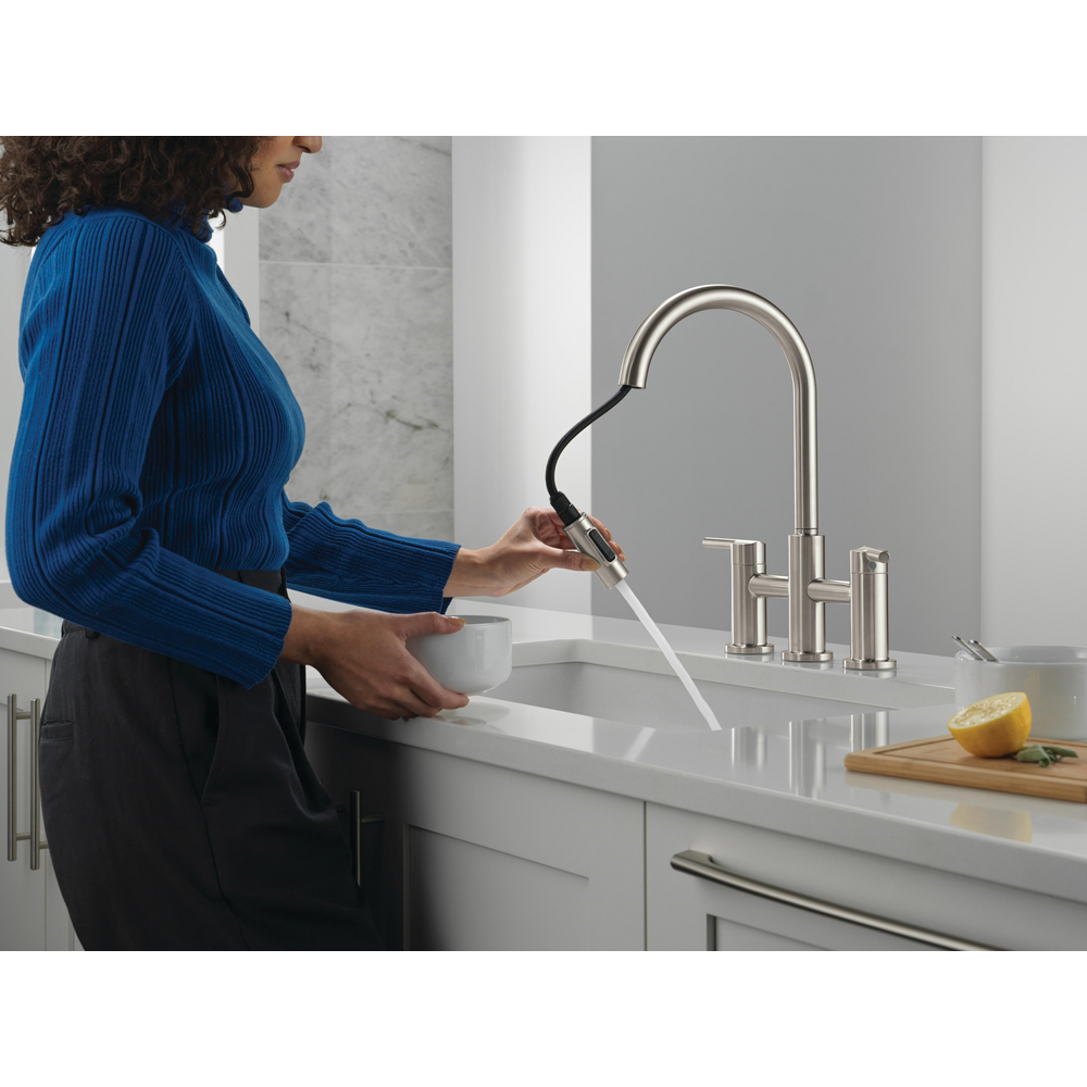 39876LF-SS_MODEL_WATER_WEB.jpg