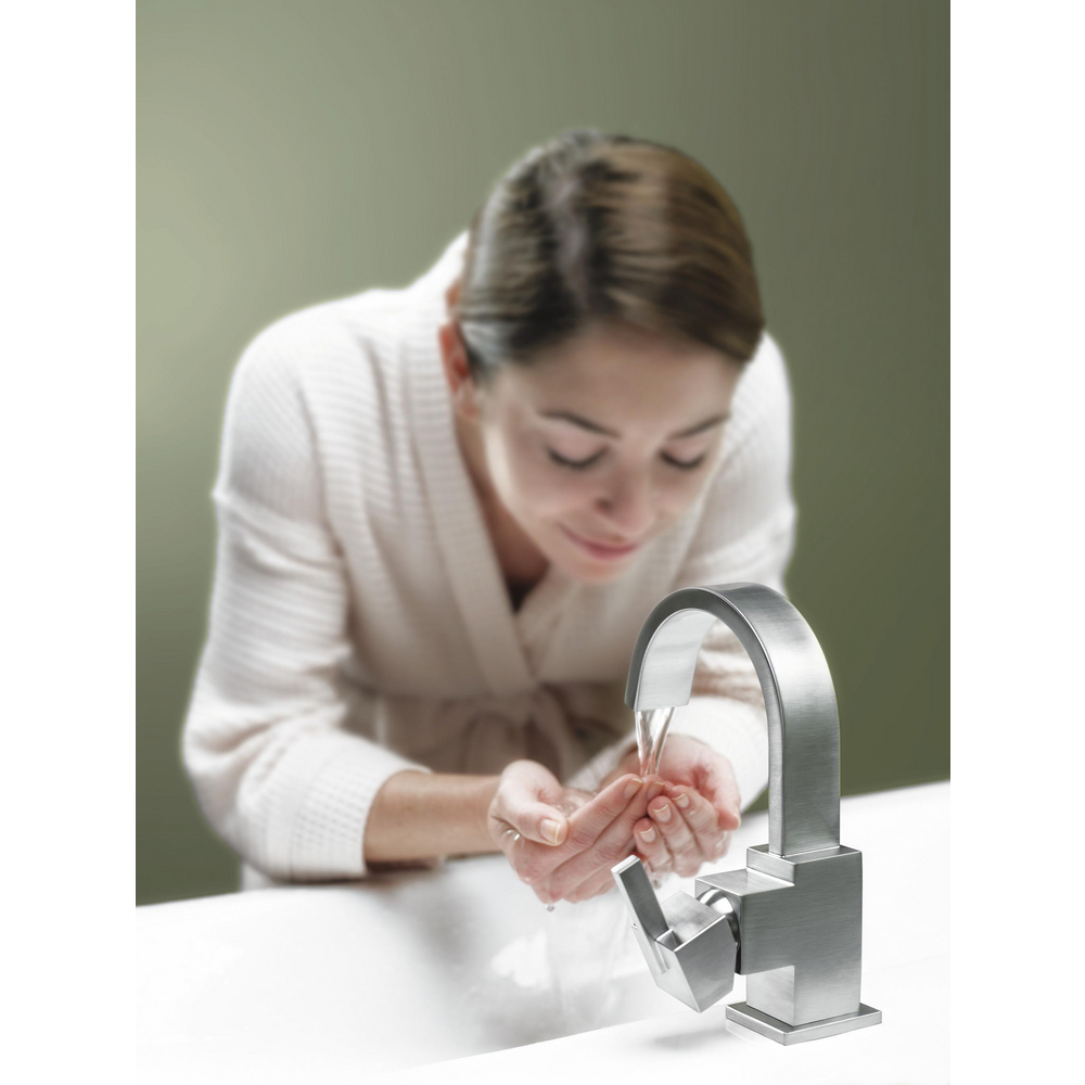 553LF-SS_MODEL_WATER_WEB.jpg
