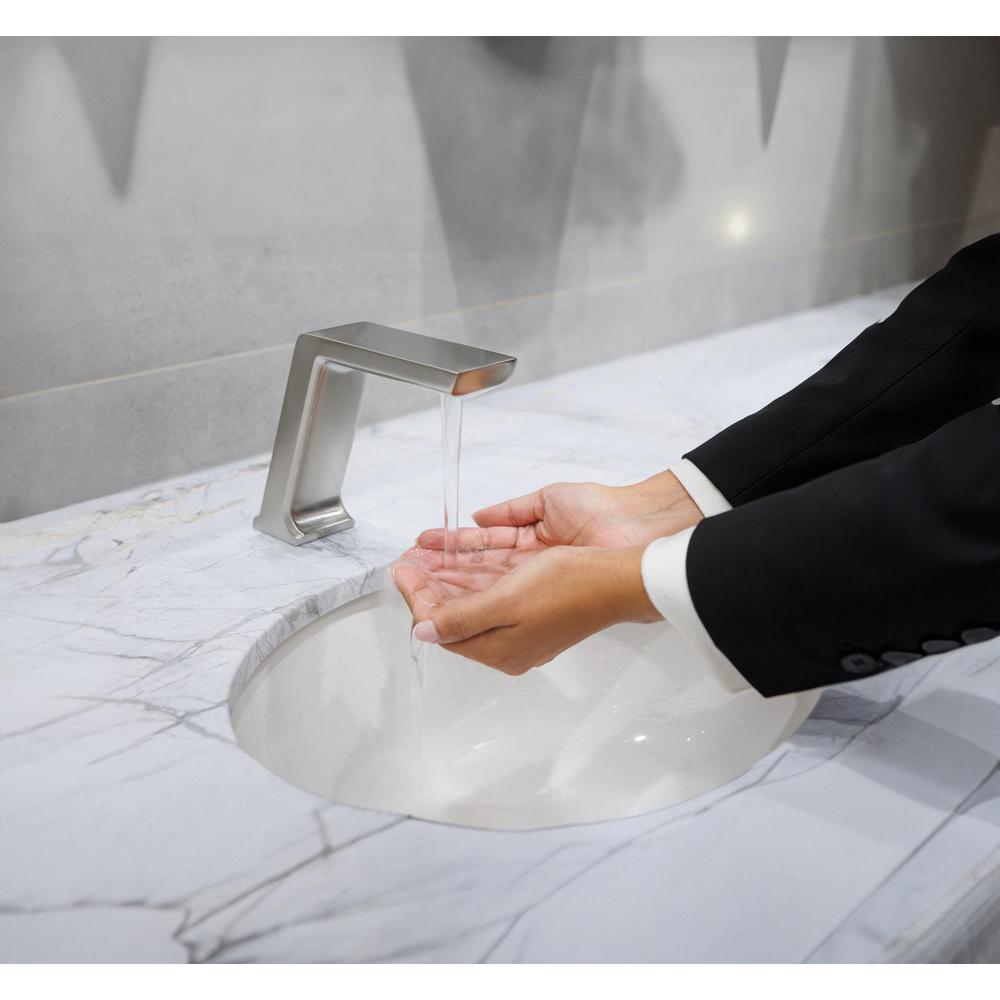 820DPA58TR-SS_HANDS_ROOM_WATER_MODEL_LAMINAR.jpg