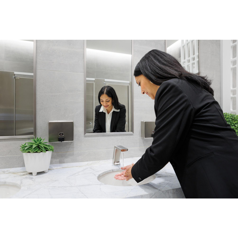 820DPA58TR-SS_ROOM_MID_MODEL_HANDS_WATER_LAMINAR.jpg