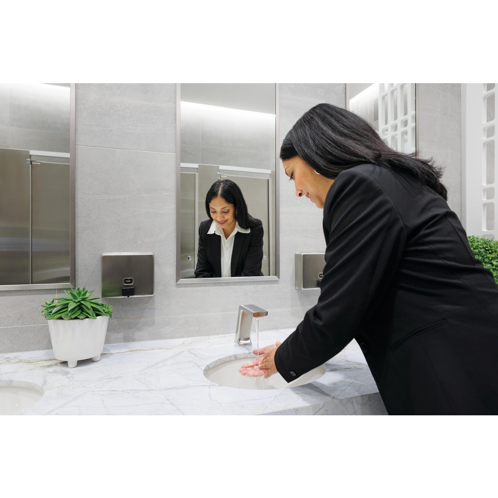 820DPA58TR-SS_ROOM_MID_MODEL_HANDS_WATER_LAMINAR_WEB.jpg