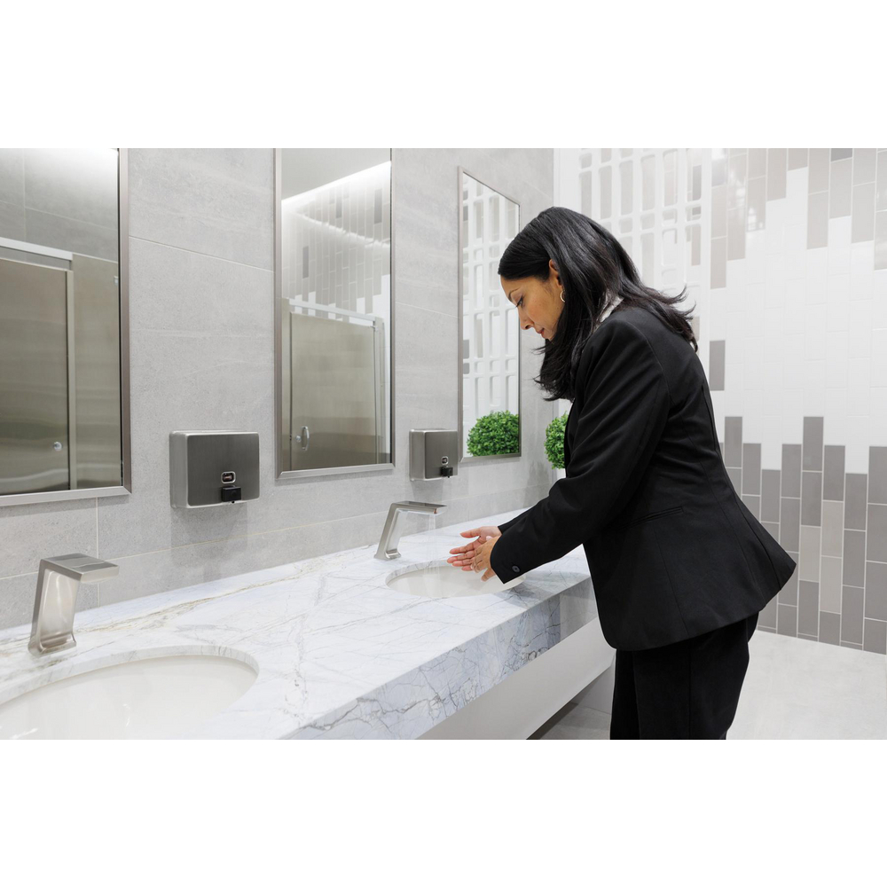 820DPA58TR-SS_ROOM_MID_MODEL_HANDS_WATER_MIKADO.jpg