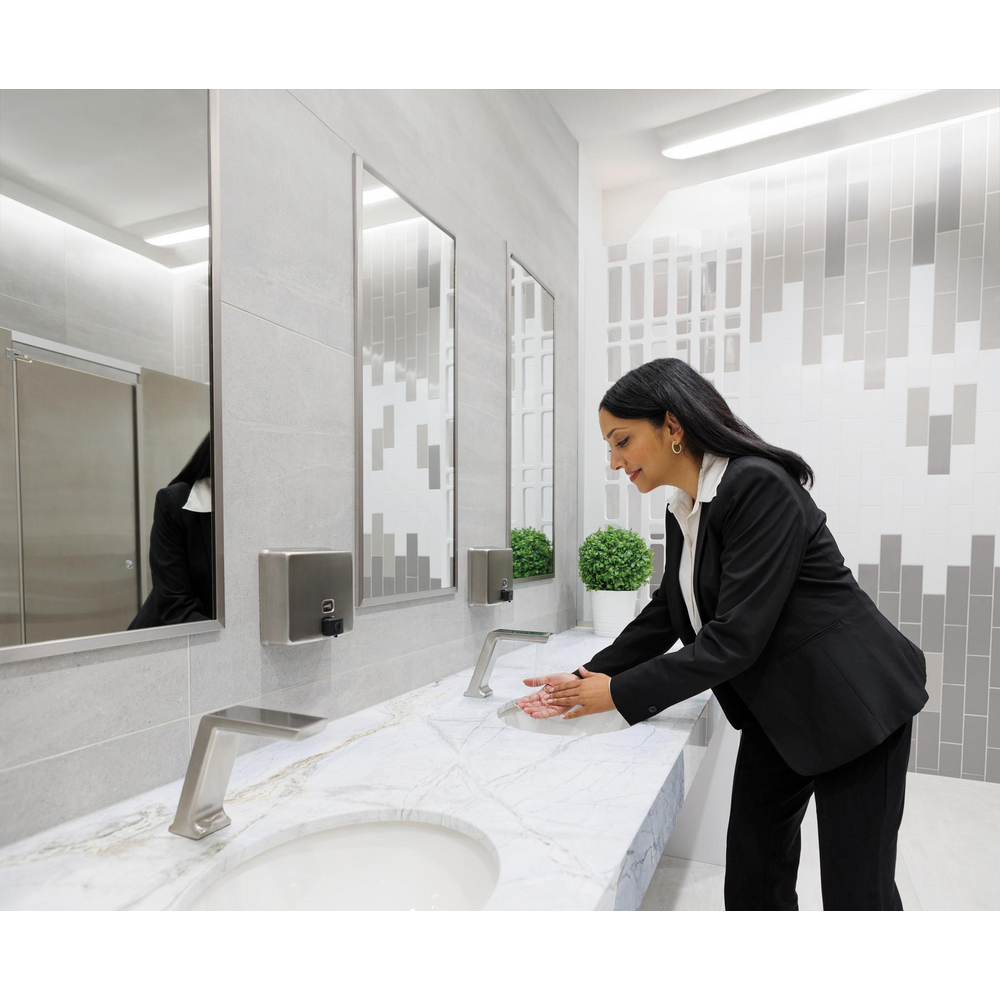 820DPA58TR-SS_ROOM_MID_MODEL_HANDS_WATER_MIKADO_01.jpg