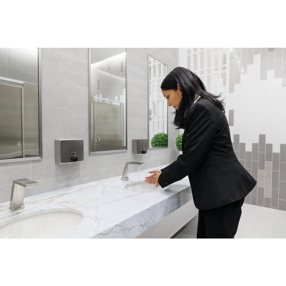 820DPA58TR-SS_ROOM_MID_MODEL_HANDS_WATER_MIKADO_WEB.jpg