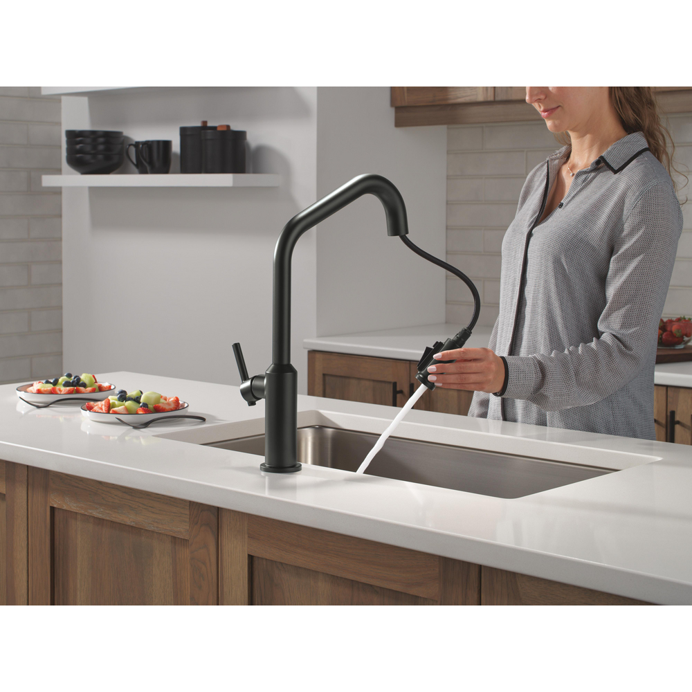 9085-BL-DST_MODEL_WATER_01_WEB.jpg