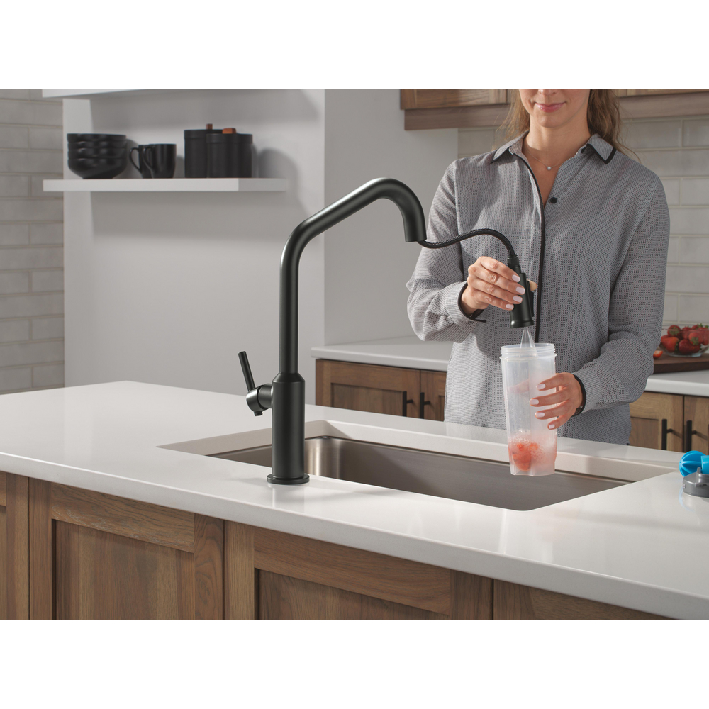 9085-BL-DST_MODEL_WATER_02_WEB.jpg