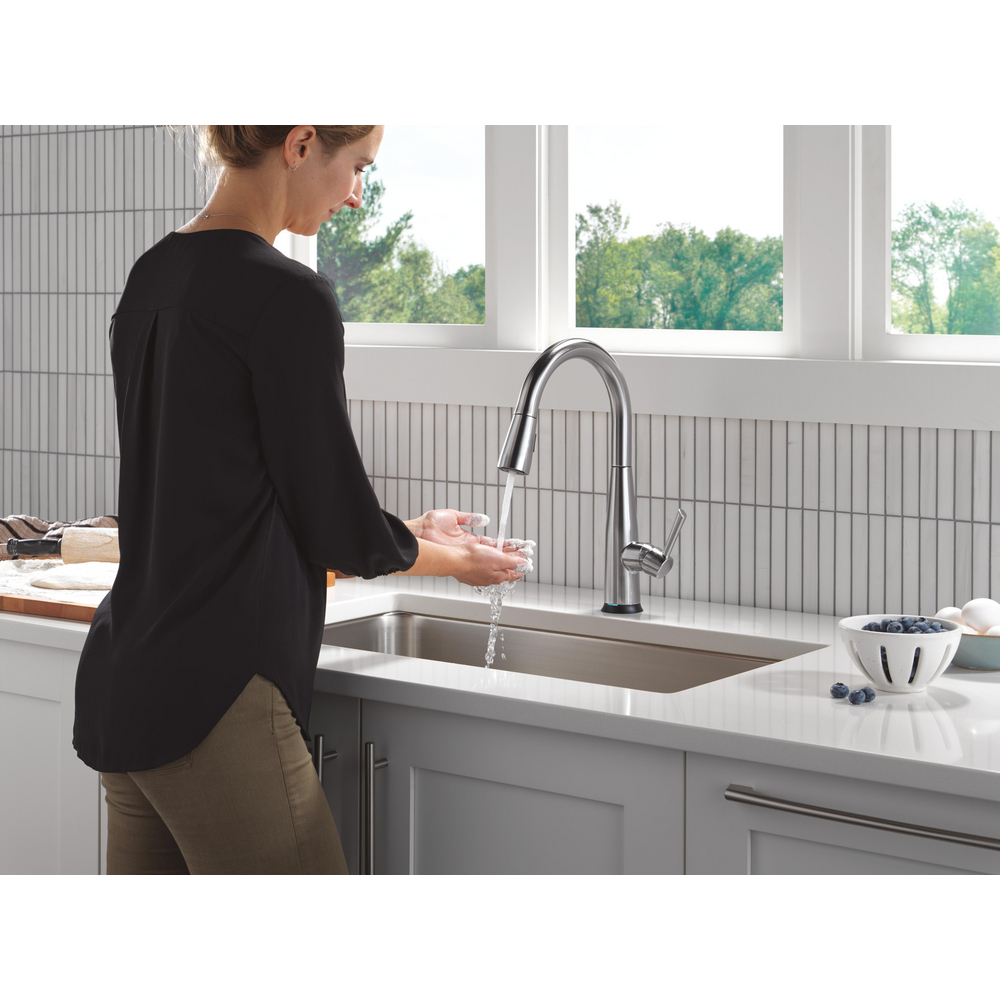 9113TLV-AR-DST_MODEL_WATER_04_WEB.jpg