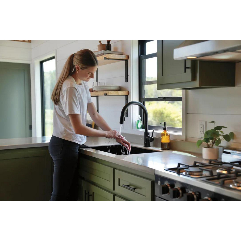 Single Handle Pull-Down Kitchen Faucet 9159-BL-DST | Delta Faucet