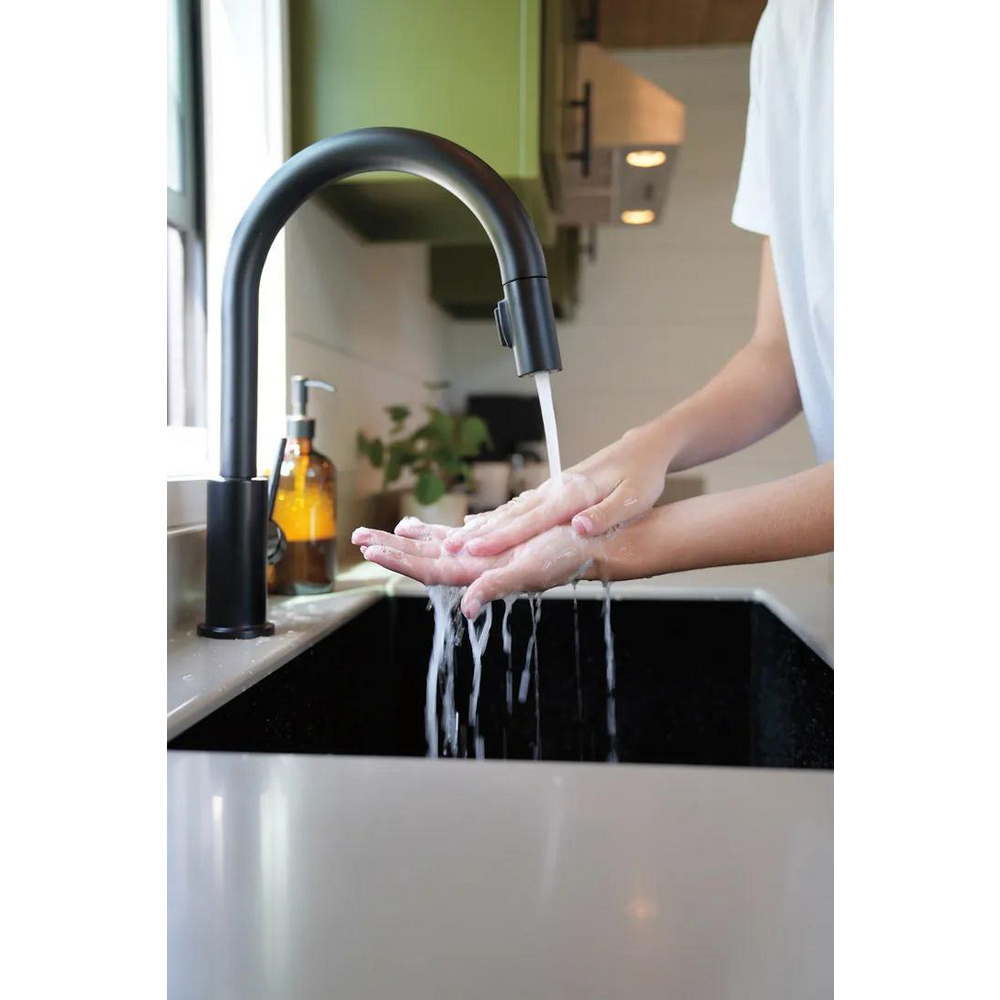 Single Handle Pull-Down Kitchen Faucet 9159-BL-DST | Delta Faucet