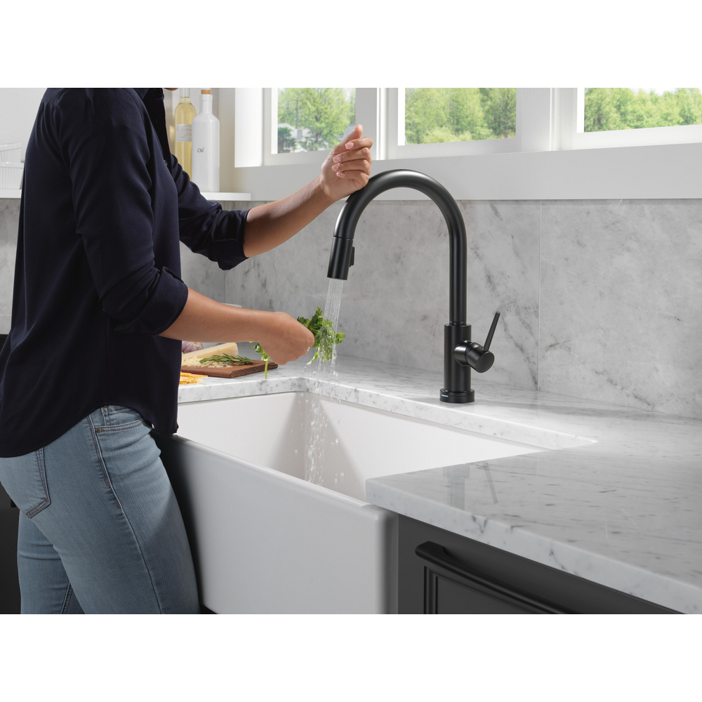 Pulldown Touchless Kitchen Faucet Matte Black 9159TL-BL-DST | Delta Faucet