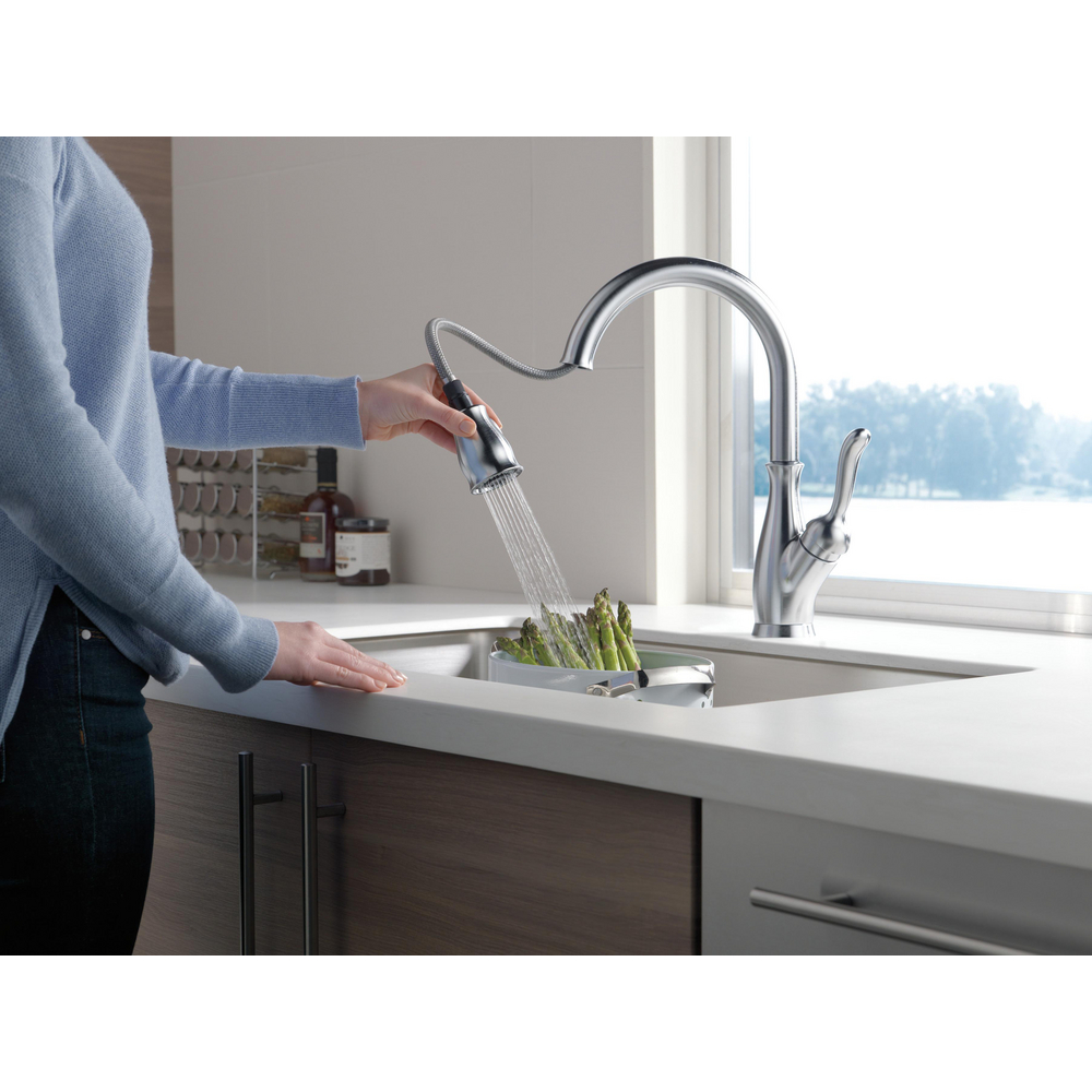 9178-AR-DST_MID_MODEL_WATER_WEB.jpg