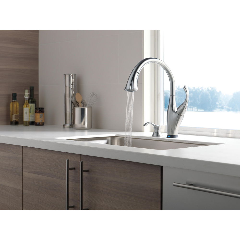 Single Handle Pull-Down Kitchen Faucet with Touch2O® Technology 