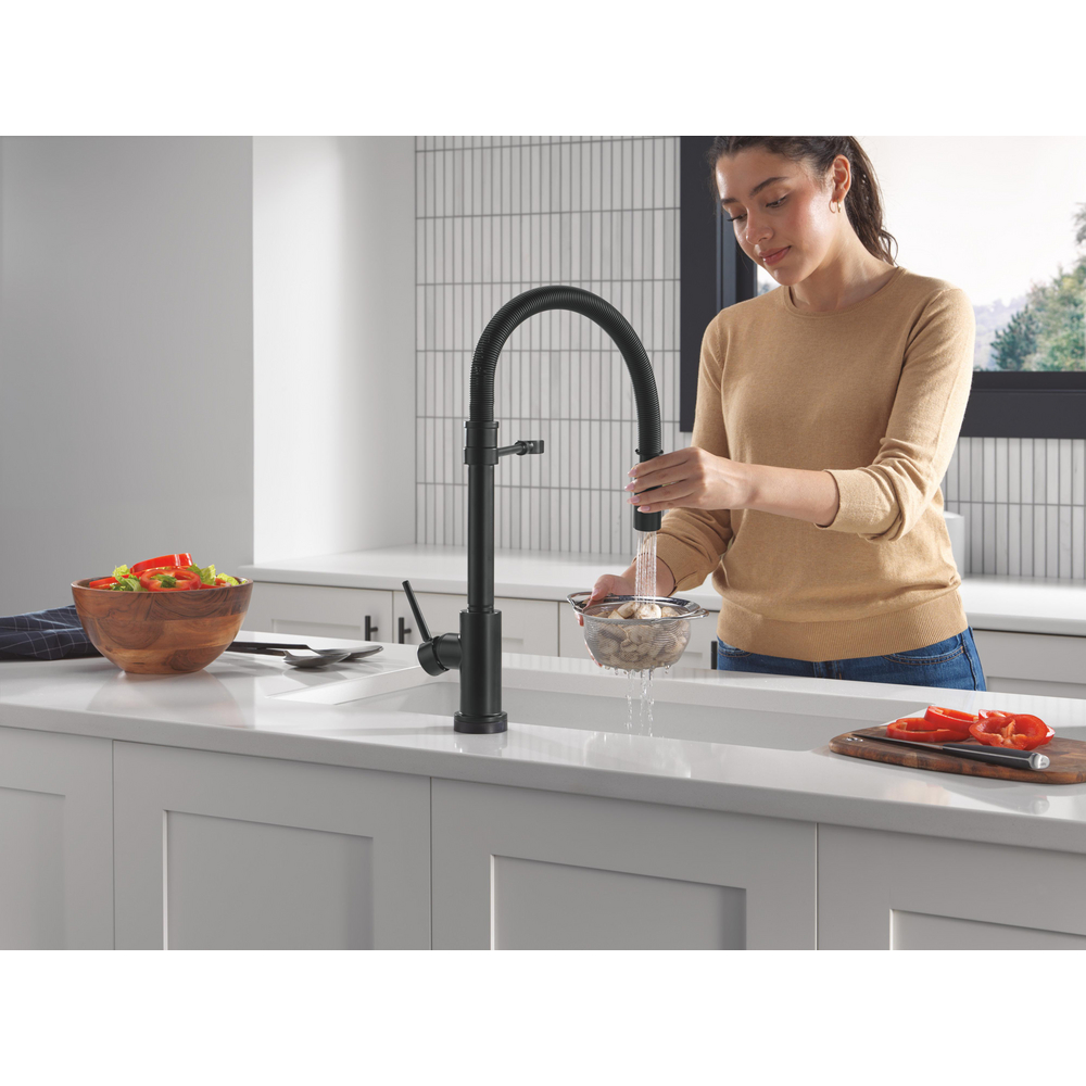 9659TL-BL-DST_MODEL_WATER_03_WEB.jpg