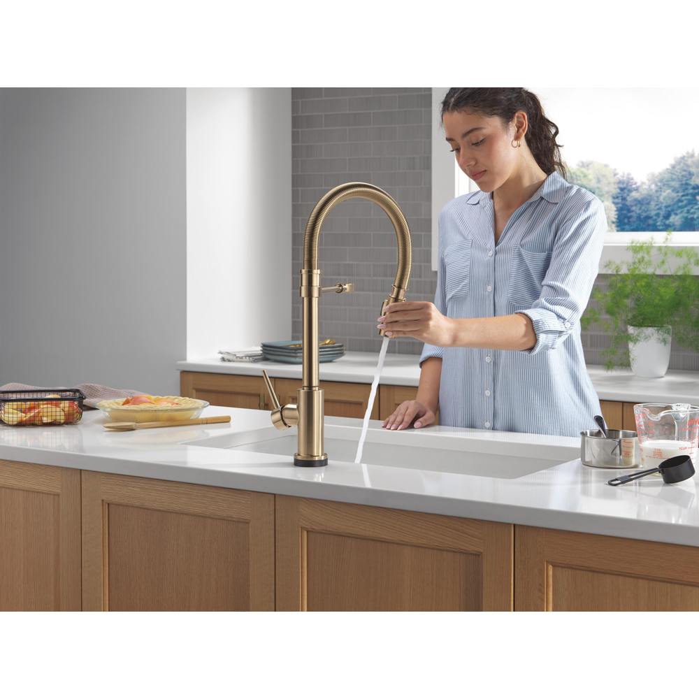 9659TL-CZ-DST_MODEL_WATER_01_WEB.jpg