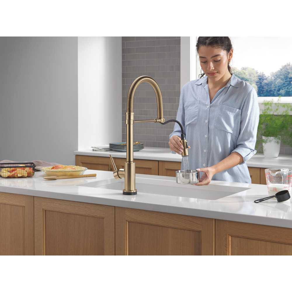 9659TL-CZ-DST_MODEL_WATER_02_WEB.jpg