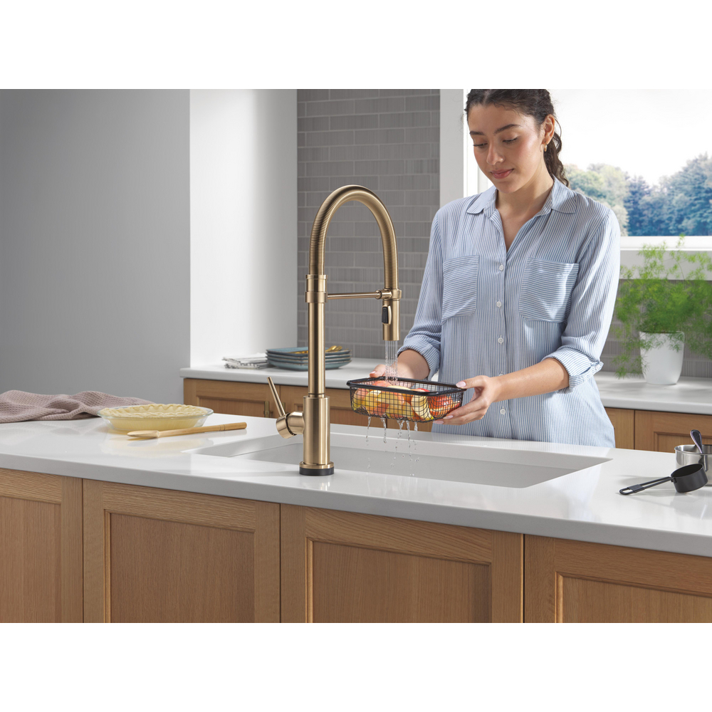 9659TL-CZ-DST_MODEL_WATER_04_WEB.jpg