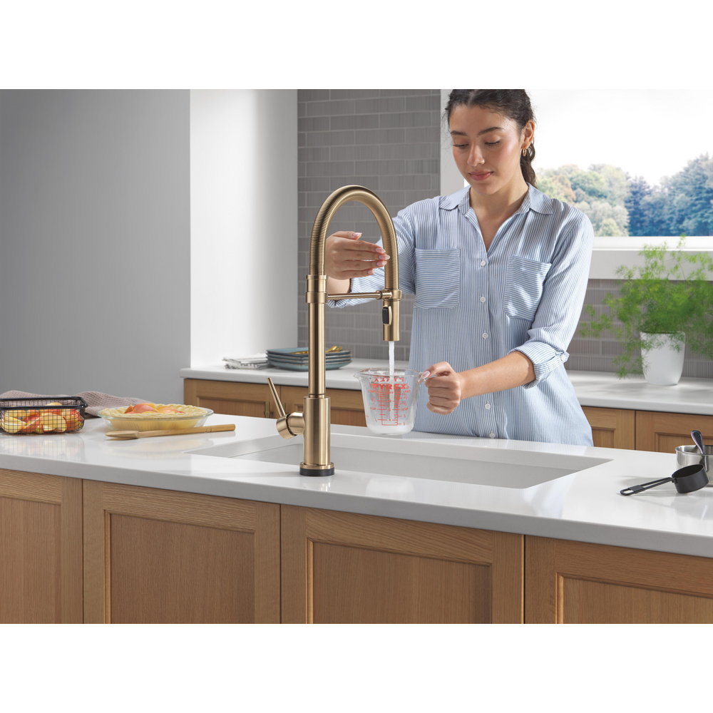 9659TL-CZ-DST_MODEL_WATER_05_WEB.jpg