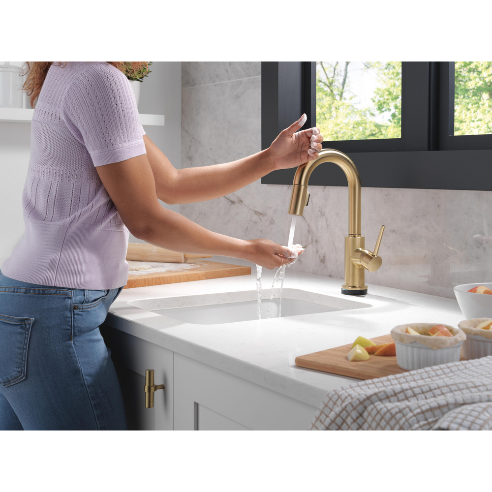 9959T-CZ-DST_MODEL_WATER_02_WEB.jpg